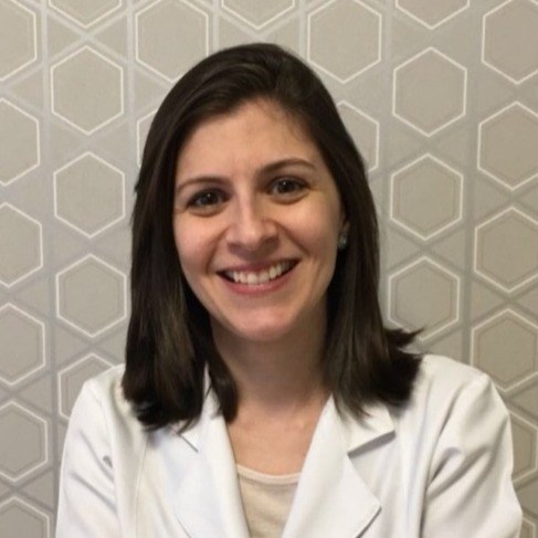 Nutricionista Daniela Rizzo de jaleco, sorrindo